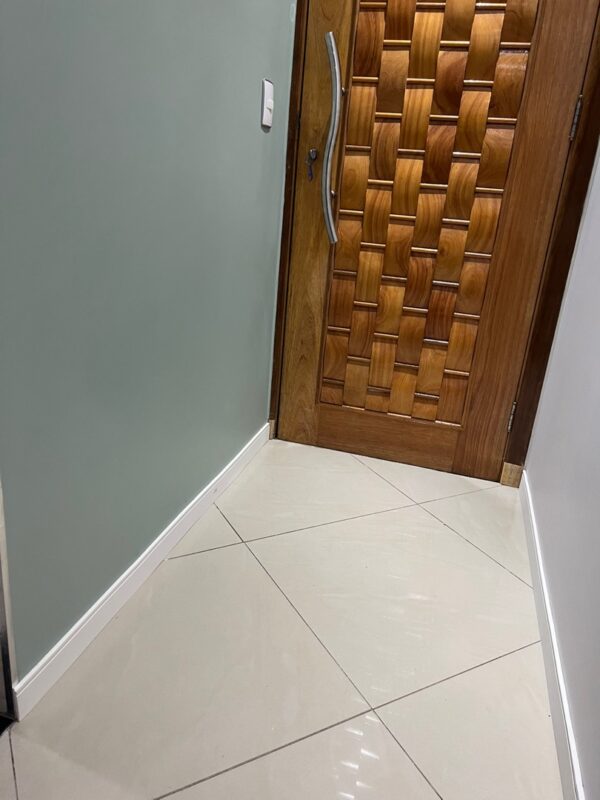 Rodapé Boiserie Autocolante Flexível Preto 5cm 5 Mts - 5c2 - Imagem 5