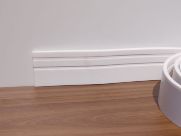 Rodapé Roda Meio Flexível Autocolante 7cm 10 Mts -  7c2s2 - Imagem 6