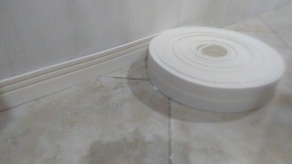 Rodapé Roda Meio Flexível Autocolante 7cm 5 Mts -  7c2s2 - Imagem 2